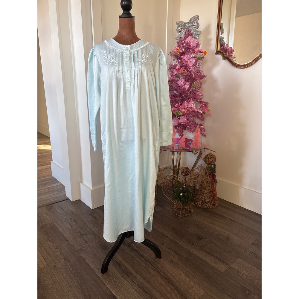 Miss Elaine Blue Embroidered Nightgown Long Sleeve Button Front‎ Size M